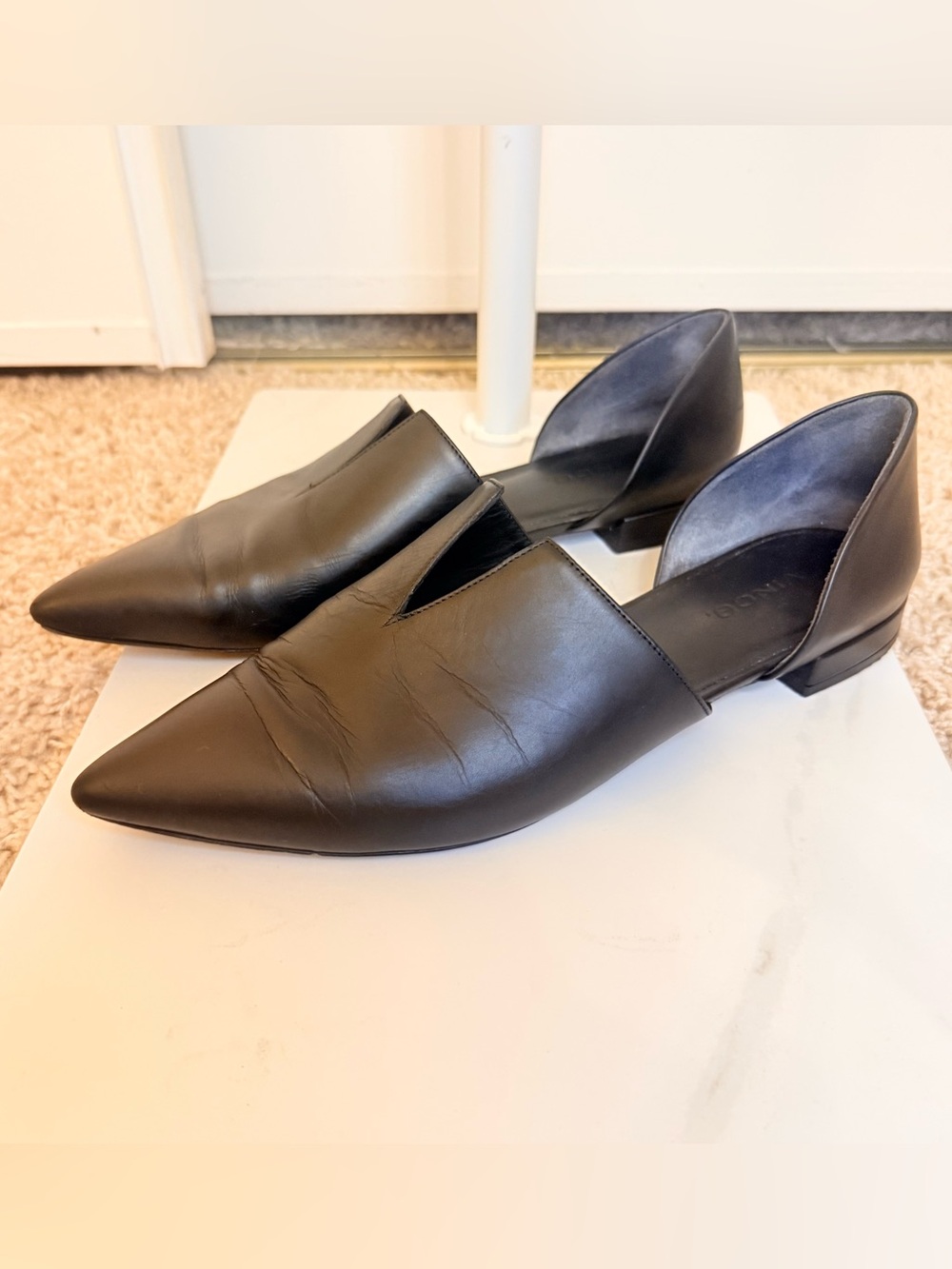 Vince Darlington Pointed Toe V-Notch D'Orsay Flats Size 7.5